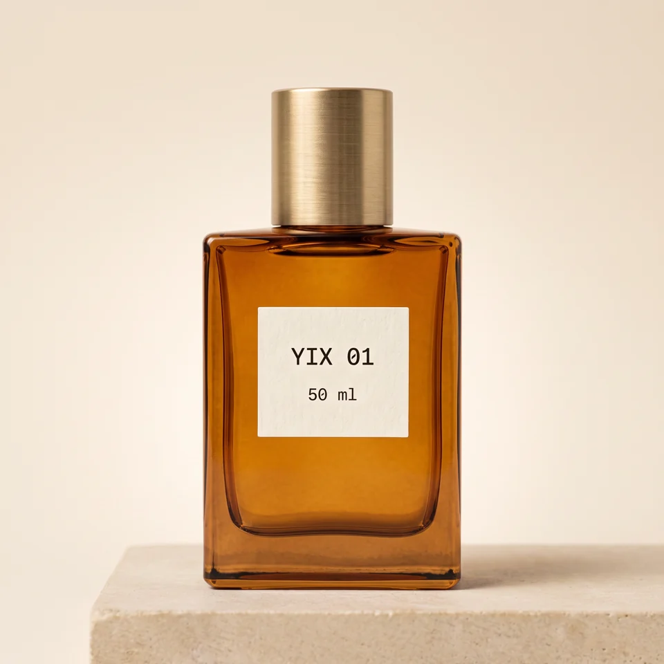 Die YIX-Parfümflasche auf einer warmen Kalksteinoberfläche in der generierten Szene